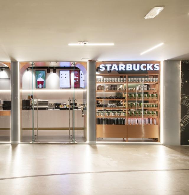Starbucks è sbarcato alla stazione, format take away per i pendolari