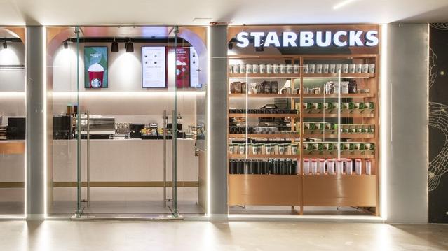Starbucks è sbarcato alla stazione, format take away per i pendolari