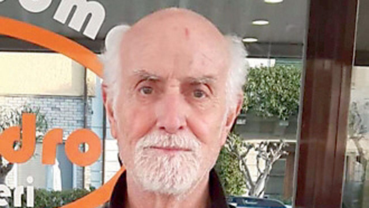 Barbiere chiude dopo 53 anni di lavoro: «Inizio a essere un po’ stanco»