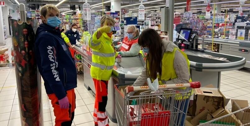 Da 17 anni aiutano gli anziani: «La spesa? Ci pensiamo noi»