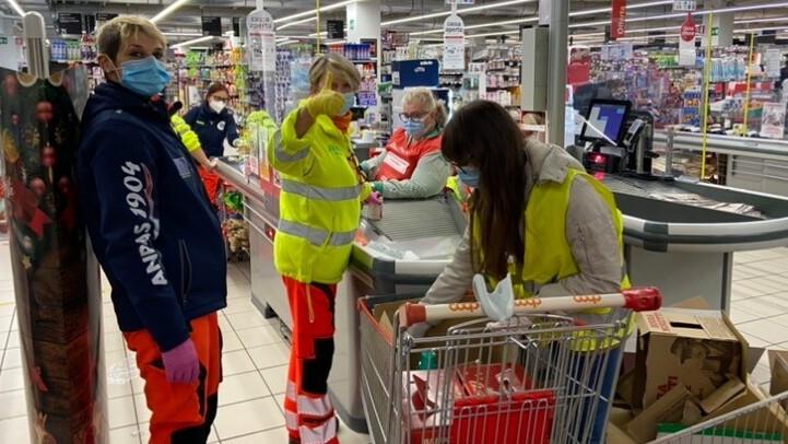 Da 17 anni aiutano gli anziani: «La spesa? Ci pensiamo noi»