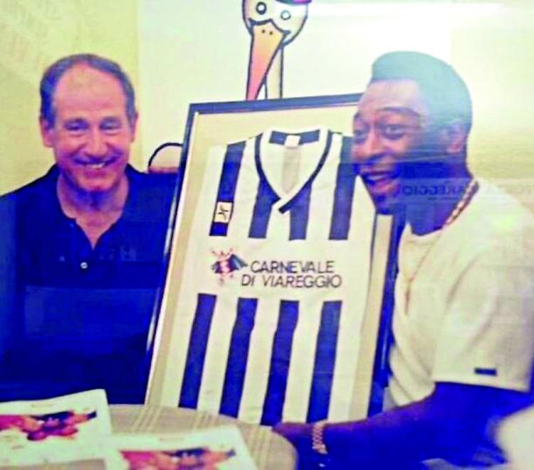 Pelè, quel giorno d’estate in cui il Dio del calcio venne a Viareggio