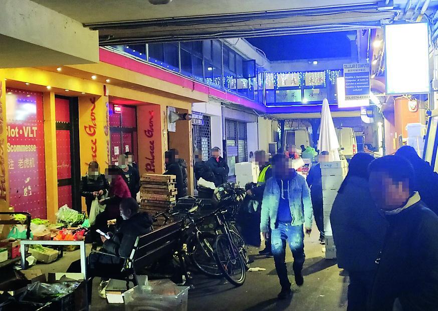 Covid, Chinatown a Prato torna al 2020: mascherine ma incognita vaccini 