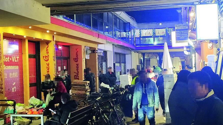 Covid, Chinatown a Prato torna al 2020: mascherine ma incognita vaccini