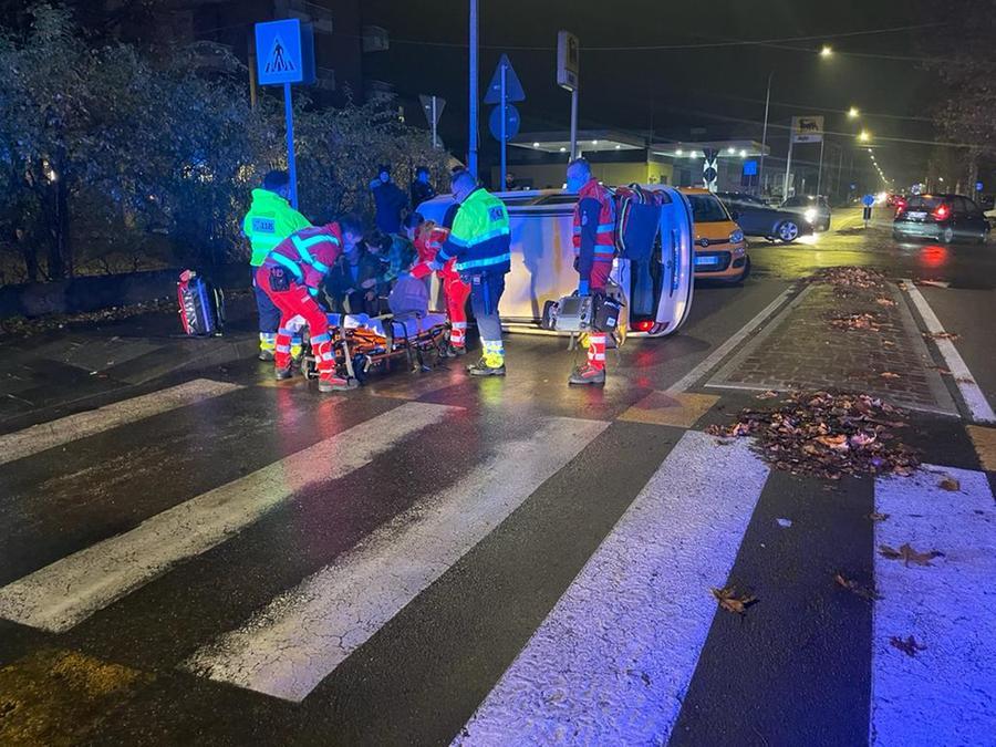 Scontro alla rotatoria di Scandiano Si ribalta l’auto con mamma e bimba