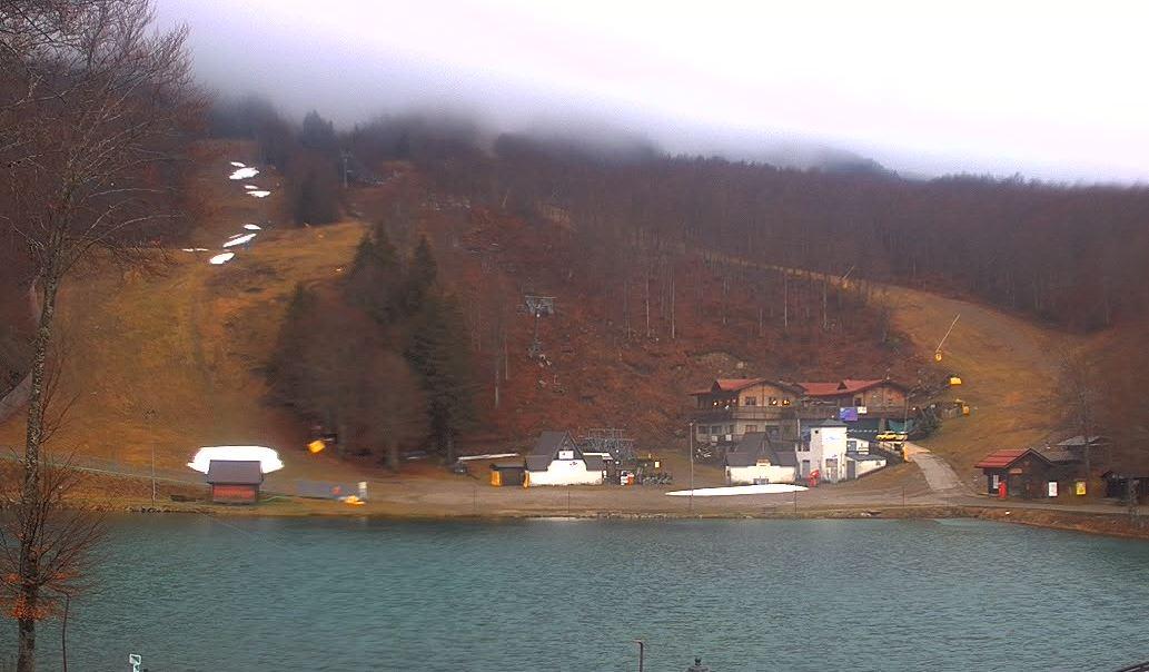 La neve non si fa vedere: a Capodanno sul Crinale piovono le disdette