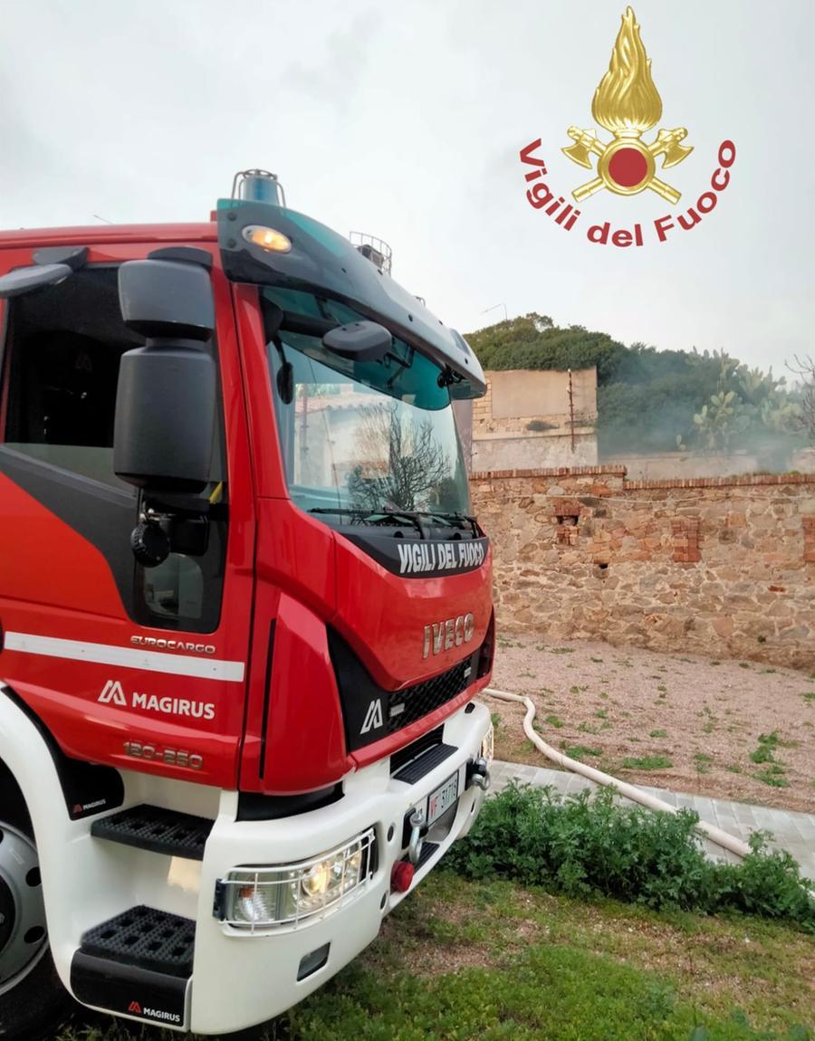 La Maddalena, incendio in un deposito: una persona intossicata