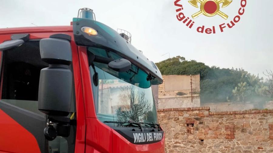 La Maddalena, incendio in un deposito: una persona intossicata