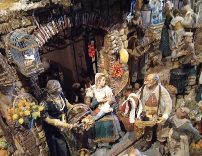 Abiti di seta, aureole d’oro, pezzi d’arte Il presepe-museo del prof del Cecioni 