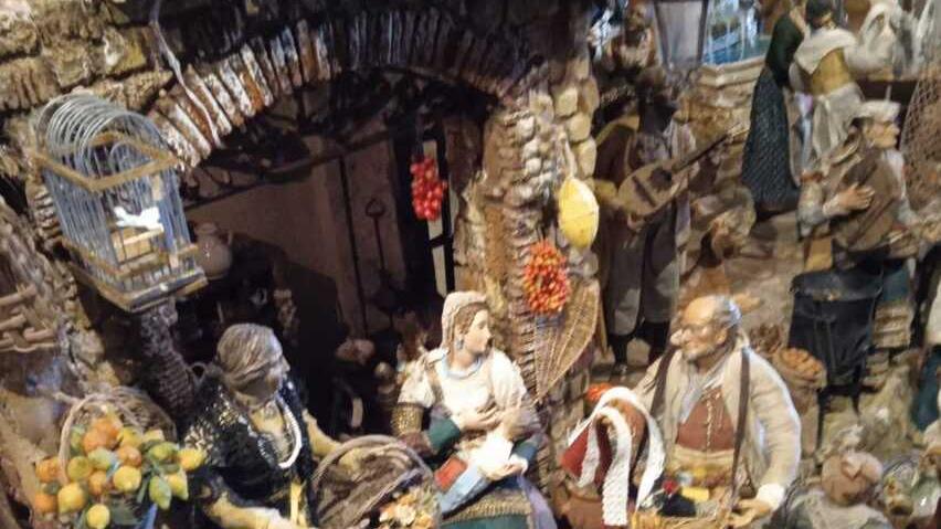 Abiti di seta, aureole d’oro, pezzi d’arte Il presepe-museo del prof del Cecioni
