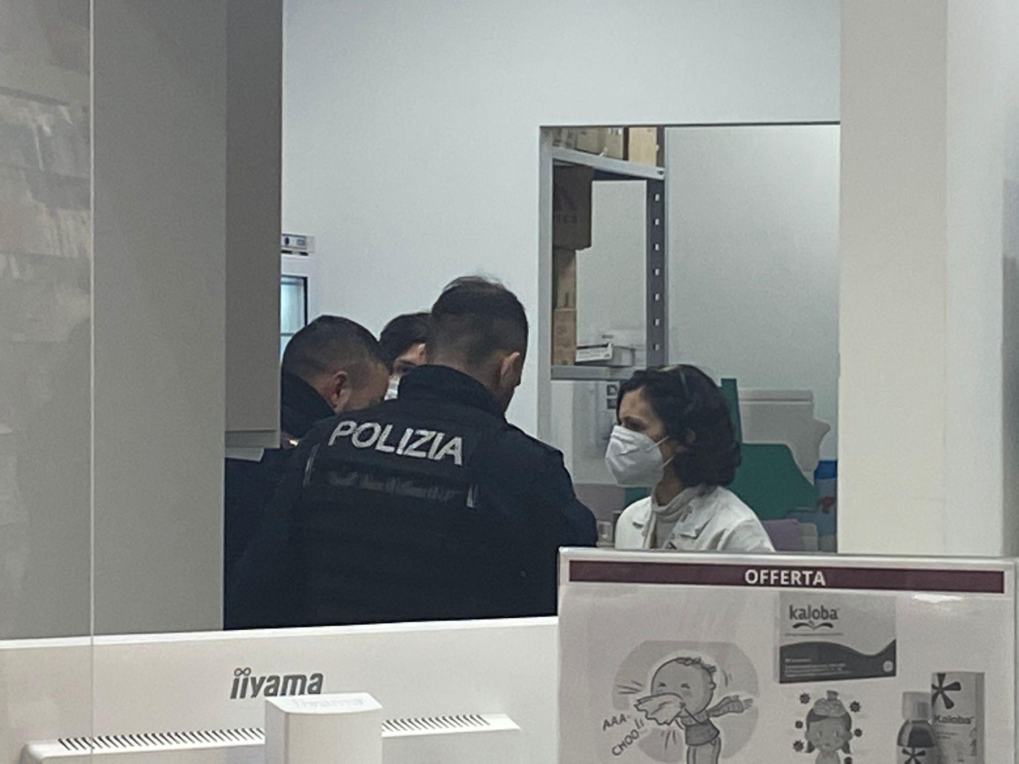 Rapinata ancora una farmacia. I due banditi: «Prendiamo tutto»