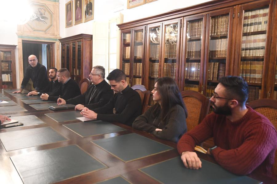 
	La conferenza dell'Arcivescovo Roberto Carboni e dei tre giovani imprenditori

