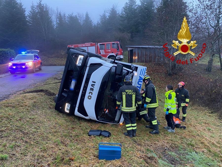 Camion dei rifiuti sbanda fuori strada: tre operai feriti – Video