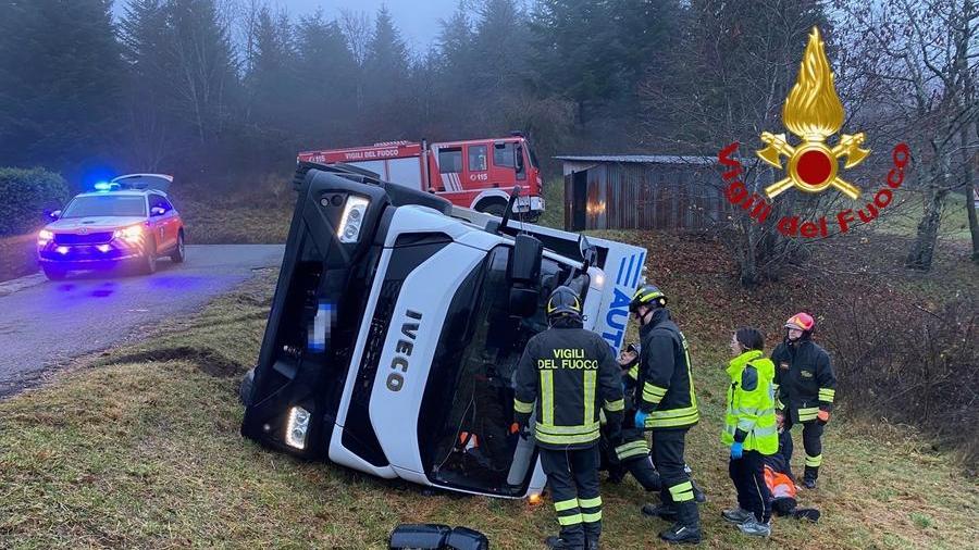 Camion dei rifiuti sbanda fuori strada: tre operai feriti – Video