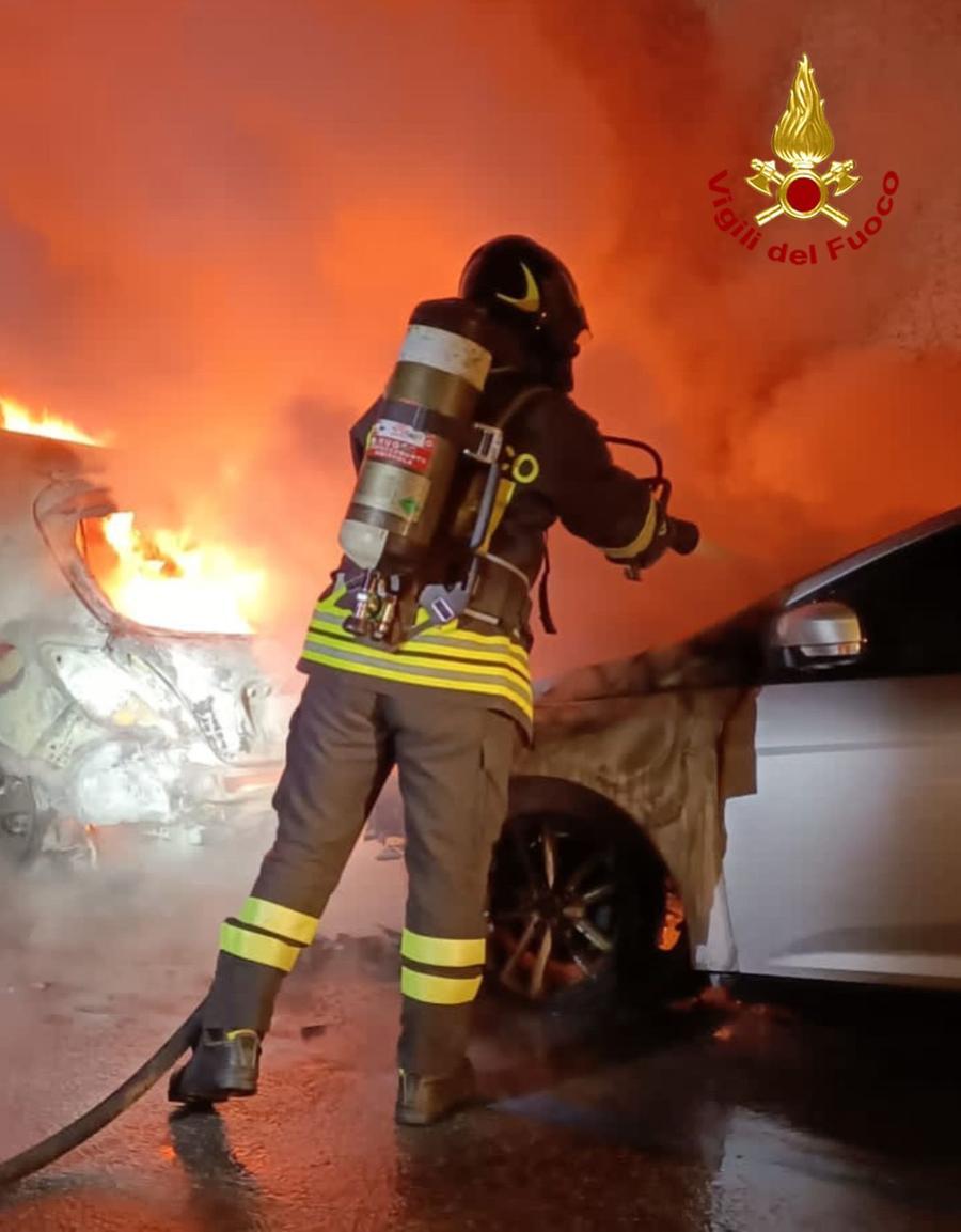 Olbia, distrutta dal fuoco un’auto parcheggiata in via Nervi