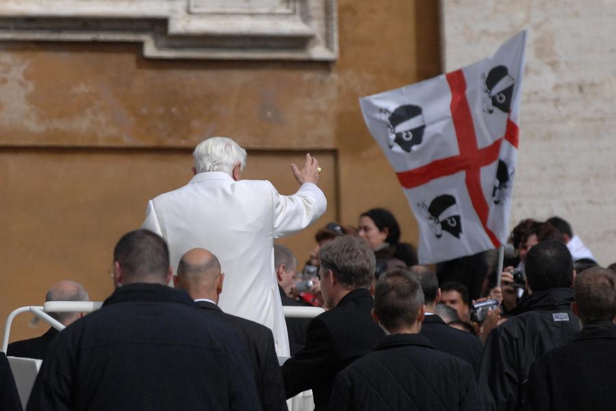 Solinas: “Nella storia della nostra isola resterà la visita di Papa Ratzinger e il suo discorso ai giovani”