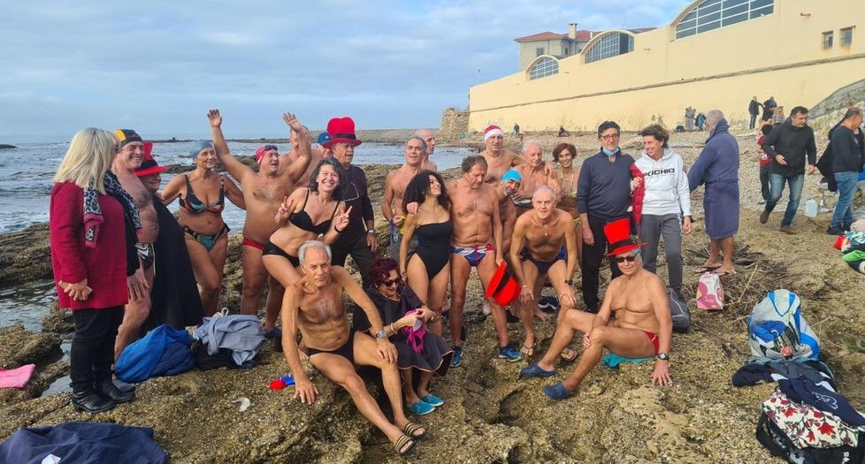 A Livorno un esercito che fa il bagno tutto l’anno: «Vi svelo i segreti del mare d’inverno» 