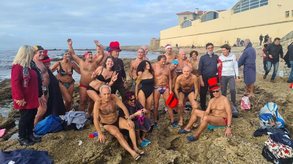 A Livorno un esercito che fa il bagno tutto l’anno: «Vi svelo i segreti del mare d’inverno»
