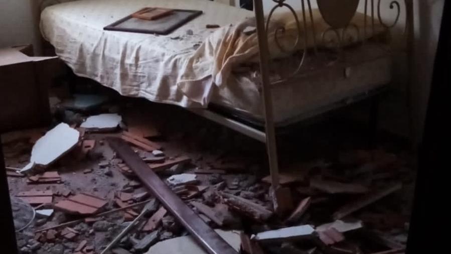 Esplosione di un termo-camino squarcia le mura di un’abitazione a Irgoli, i proprietari erano fuori