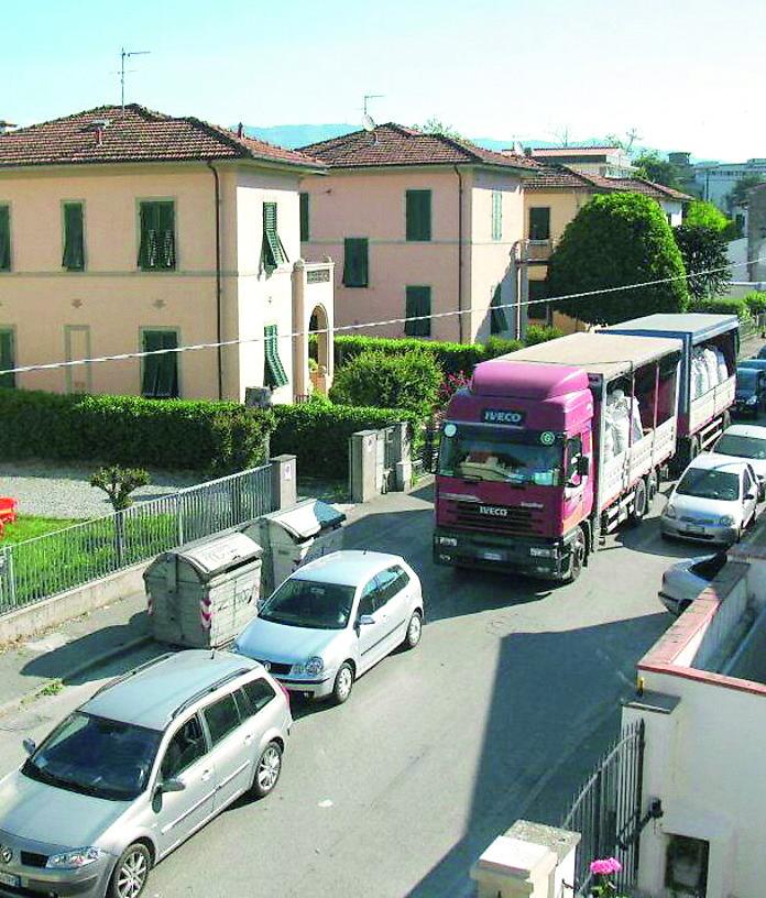 Lucca, rivoluzione in via Salicchi: maxi rotatoria per 4 strade