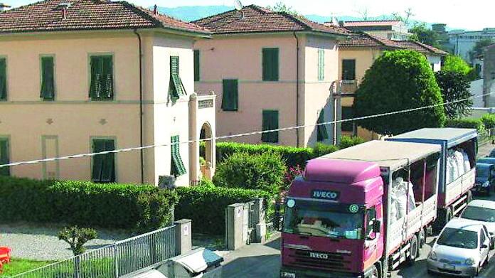 Lucca, rivoluzione in via Salicchi: maxi rotatoria per 4 strade