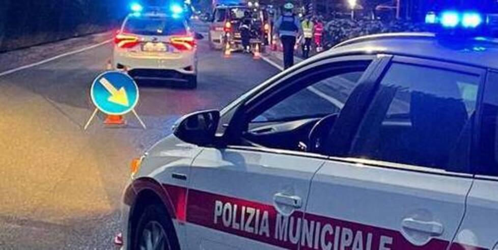 È caccia al pirata della strada che è scappato dopo aver investito una donna