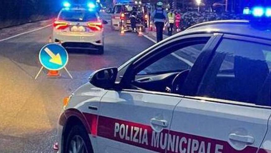 È caccia al pirata della strada che è scappato dopo aver investito una donna