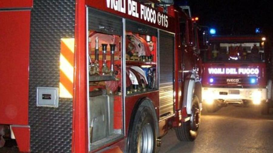Modena, festeggiamenti per il nuovo anno: 30 interventi per incendio cassonetti. Emilia Romagna record con 96 incendi spenti