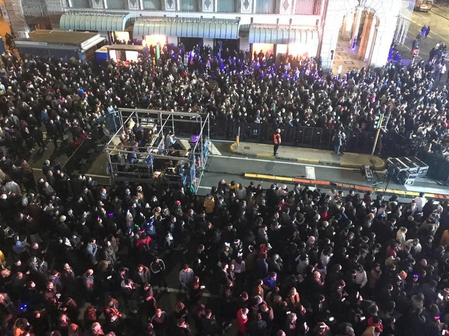 
	La bellissima folla nel largo Carlo Felice e in via Roma davanti al palco di Blanco <em>(foto Mario Rosas)</em>

