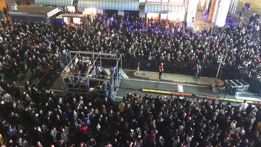 La bellissima folla nel largo Carlo Felice e in via Roma davanti al palco di Blanco <em>(foto Mario Rosas)</em>