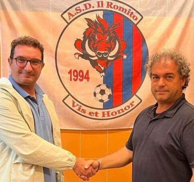 La stretta di mano tra i presidenti Andrea Guainai (San Frediano) e Simone Cappelli (Romito)