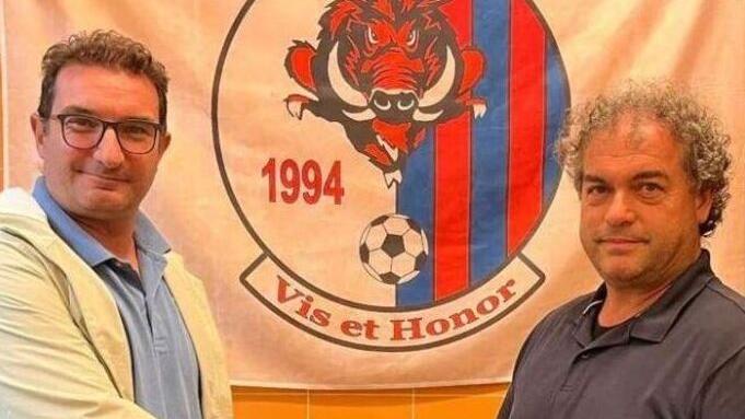 La stretta di mano tra i presidenti Andrea Guainai (San Frediano) e Simone Cappelli (Romito)