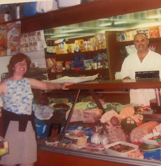 Augusto Rossi nel suo negozio in una foto del 2005