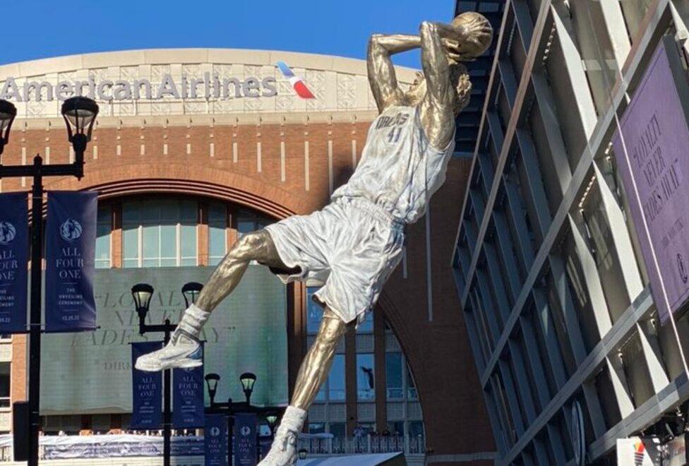 La statua della star del basket Dirk Nowitzk