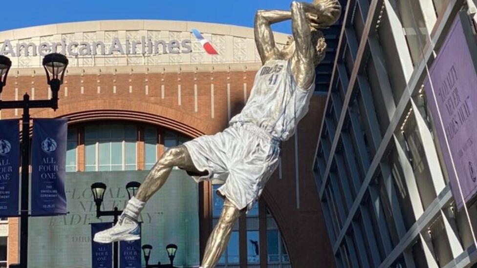 La statua della star del basket Dirk Nowitzk
