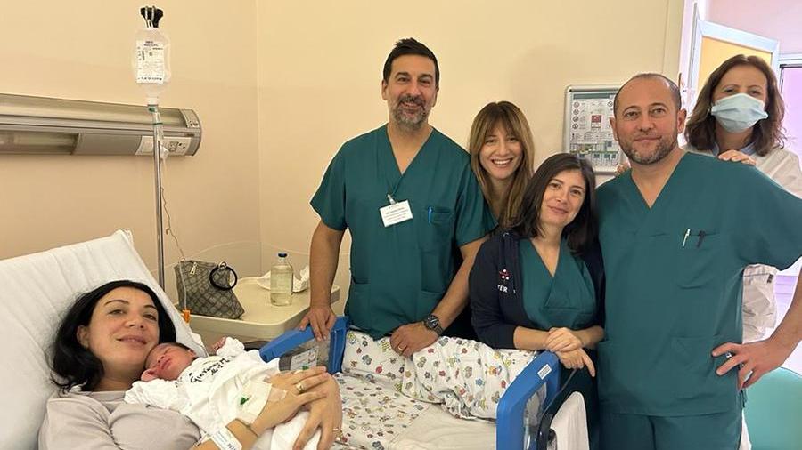 Giovanni Maria in braccio alla mamma Vanessa 