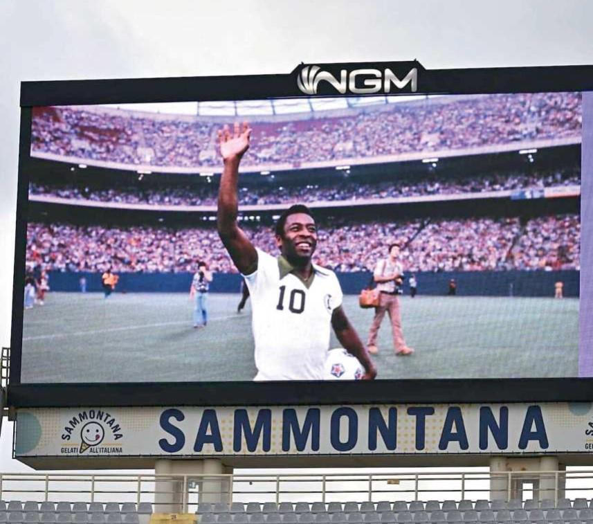 
	Prima del fischio d&rsquo;inizio sul maxi schermo &egrave; stata proiettata una foto di Pel&egrave;: per lui un minuto di silenzio (Foto ACF Fiorentina)

