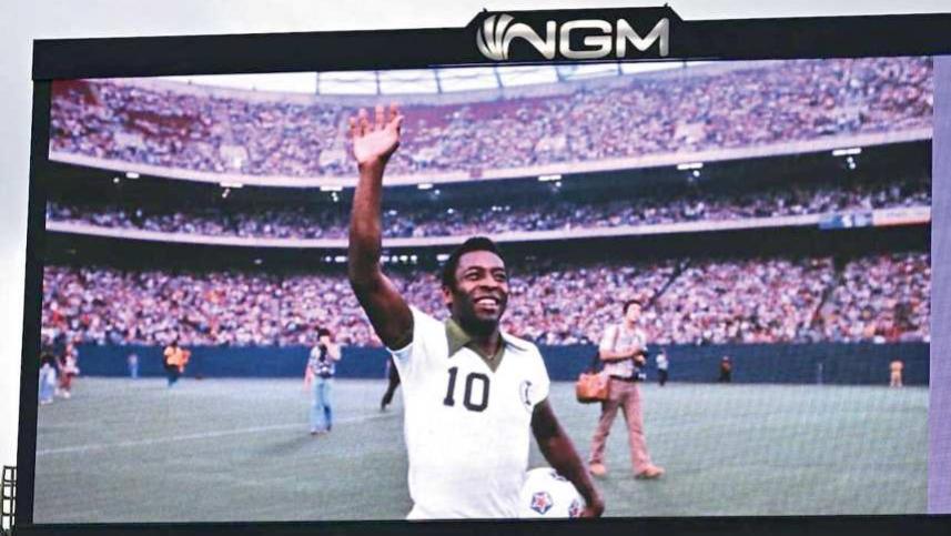 Prima del fischio d’inizio sul maxi schermo è stata proiettata una foto di Pelè: per lui un minuto di silenzio (Foto ACF Fiorentina)