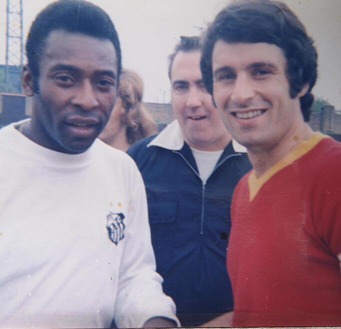 Roberto Franzon con la maglia del Catanzaro accanto al mito del calcio Pelè