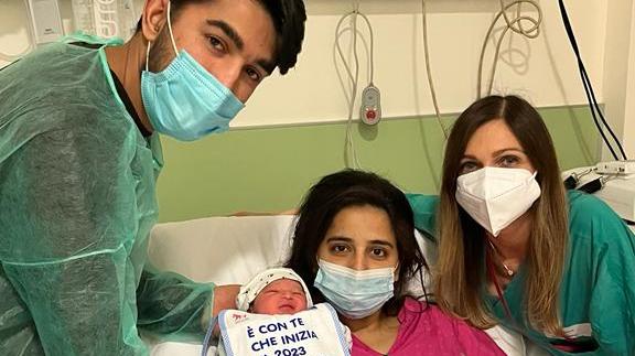 Il piccolo Muhammad Waathila insieme ai genitori e all'ostetrica