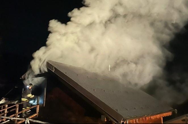 Fanano. Incendio sul tetto di un’abitazione a Fellicarolo