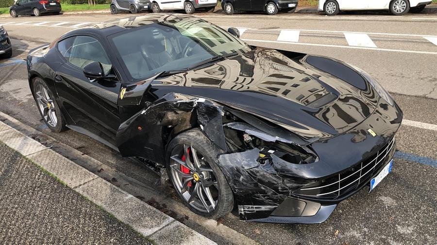 Capodanno, si schianta con la Ferrari contro quattro auto in sosta: trovato il conducente, gli ritirano la patente