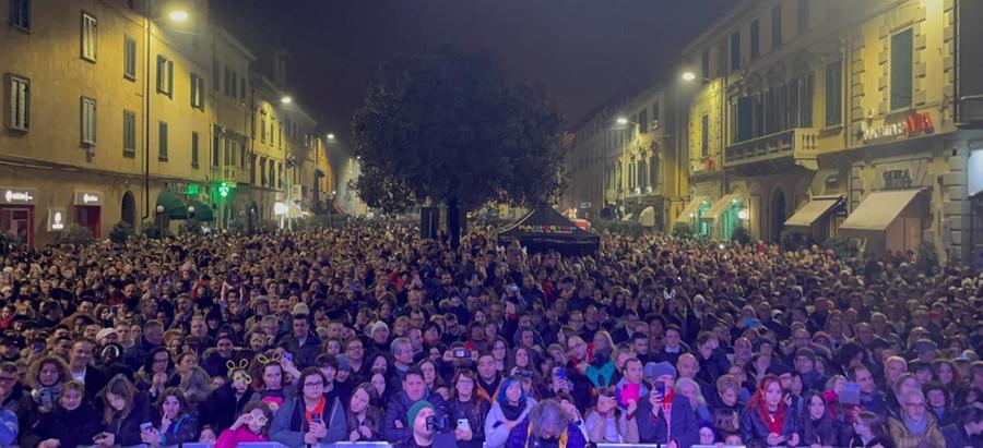 
	Il pubblico che ha affollato piazza Martiri della Libert&agrave; a Pontedera nella sera del 31 dicembre (Foto: Comune Pontedera)

