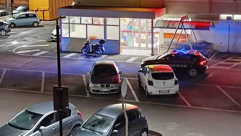 Quartu, ambulante senegalese blocca un ladro di alcolici e lo consegna ai carabinieri