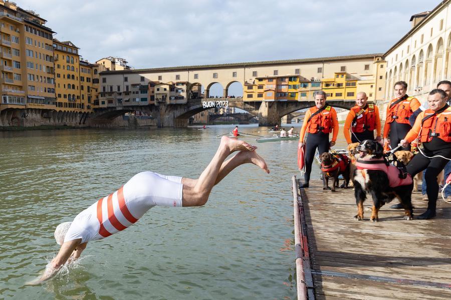 Il tuffo in Arno del presidente della Regione