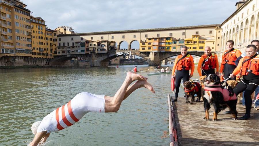 Il tuffo in Arno del presidente della Regione