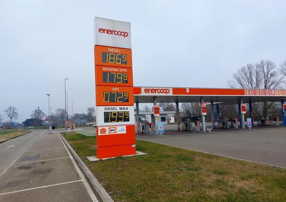 La benzina risale di 18 centesimi: stop agli sconti, salasso garantito