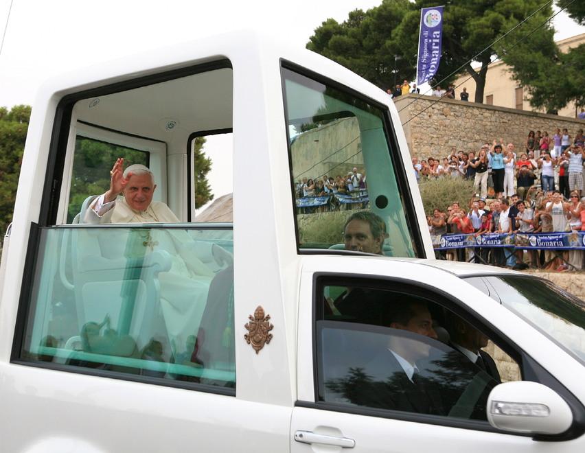 Le dieci ore di papa Ratzinger nell’isola, tra bagni di folla e discorsi politici 