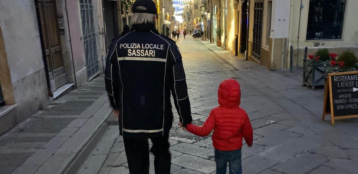 Sassari, apre la porta e si allontana da casa: paura per un bambino di 5 anni