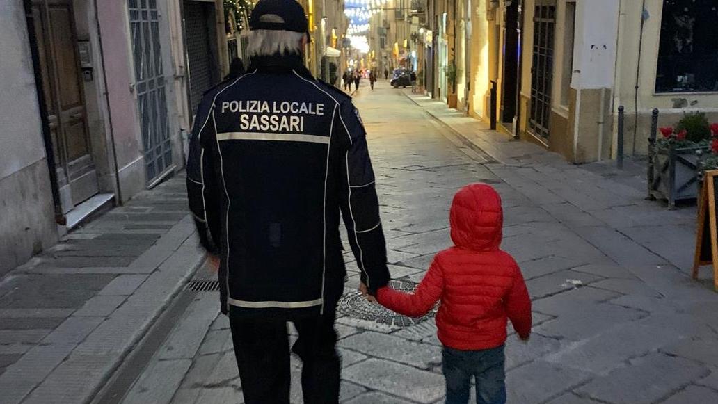 Sassari, apre la porta e si allontana da casa: paura per un bambino di 5 anni